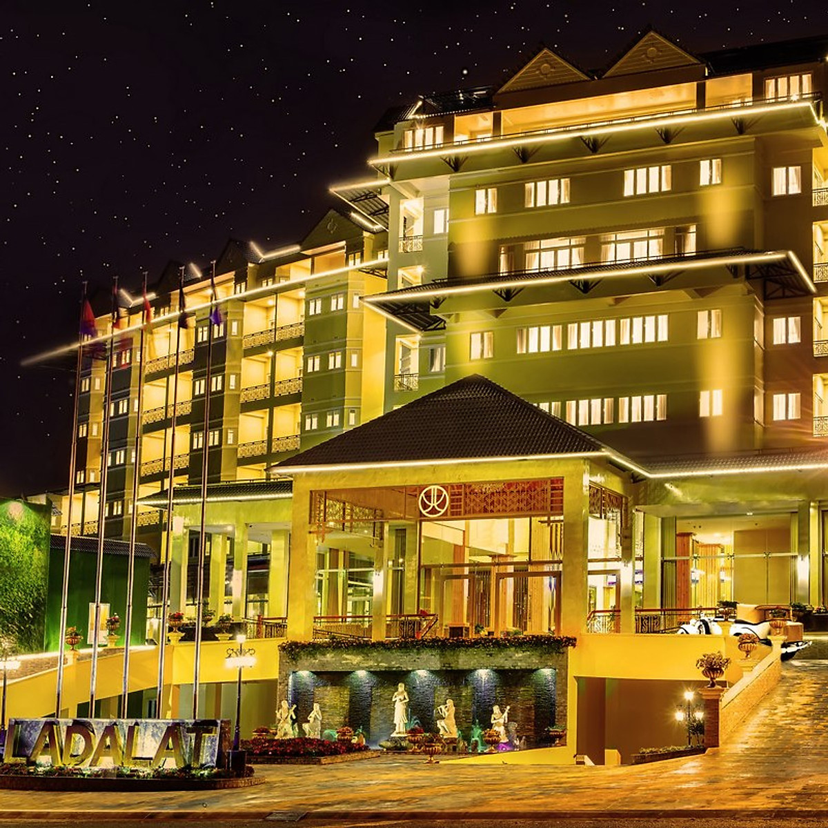 Ladalat Hotel 5* Đà Lạt - Buffet Sáng, Hồ Bơi, Gần Thung Lũng Tình Yêu, Miễn Phí Tham Quan Vườn Dâu, Vườn Rau, Xe Đưa Đón Chợ Đà Lạt và Nhiều Ưu Đãi Hấp Dẫn