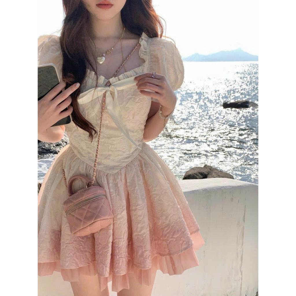 Đầm xoè gấm loang phối voan tơ cổ bèo cột nơ y hình