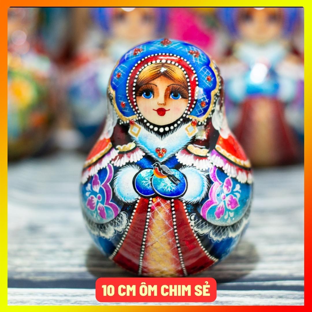 BÚP BÊ LẬT ĐẬT NGA CAO CẤP BẰNG GỖ SIZE 10CM CÓ CHUÔNG VẼ HOA VĂN "CÔNG CHÚA ÔM CHIM SẺ" CỰC ĐẸP VÀ ĐỘC ĐÁO, SANG TRỌNG