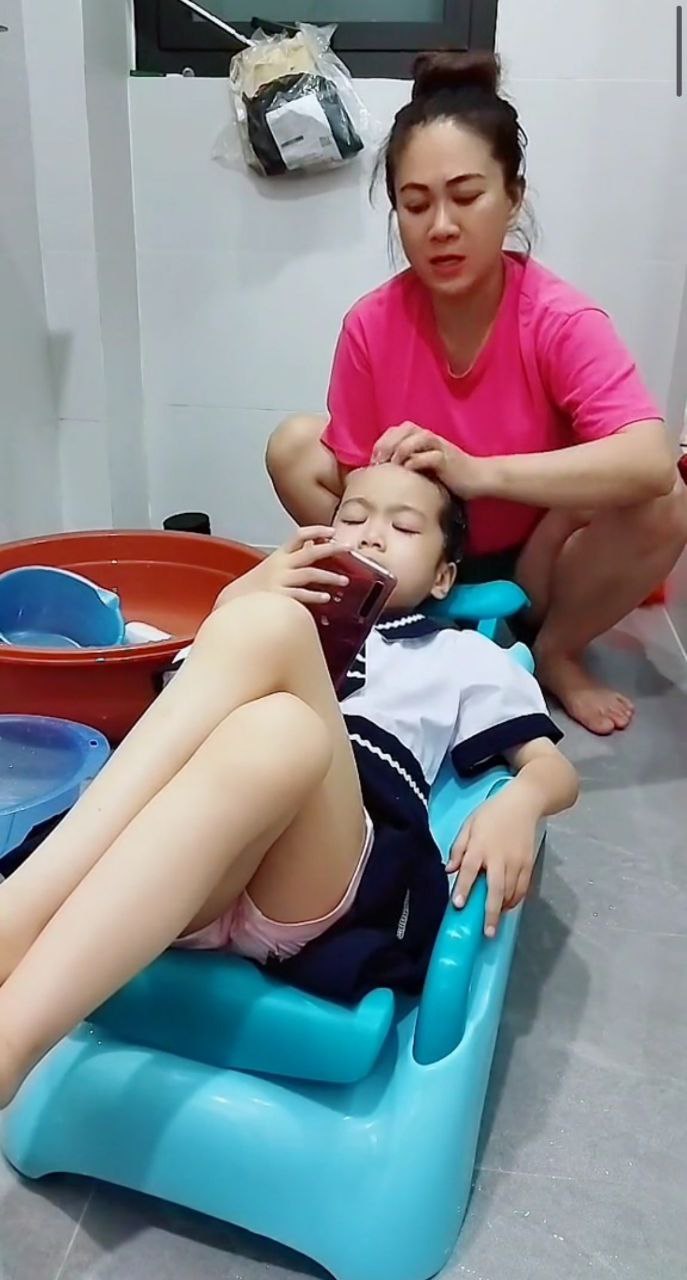 Ghế gội đầu cho trẻ em 2208 (có tay vịn)