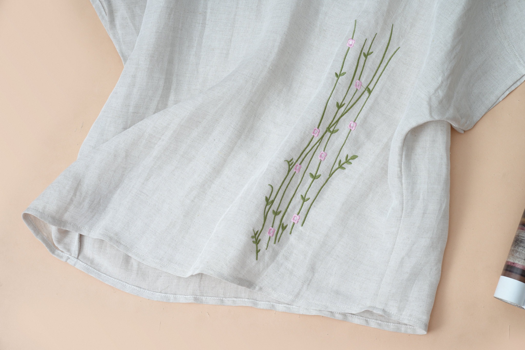 Áo Linen KACHISA cổ tim thêu họa tiết màu xám tiêu