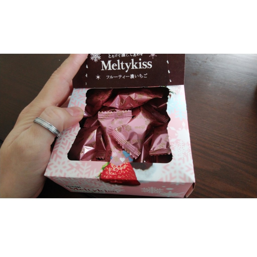 Chocolate Meiji Meltykiss vị Dâu 56gr