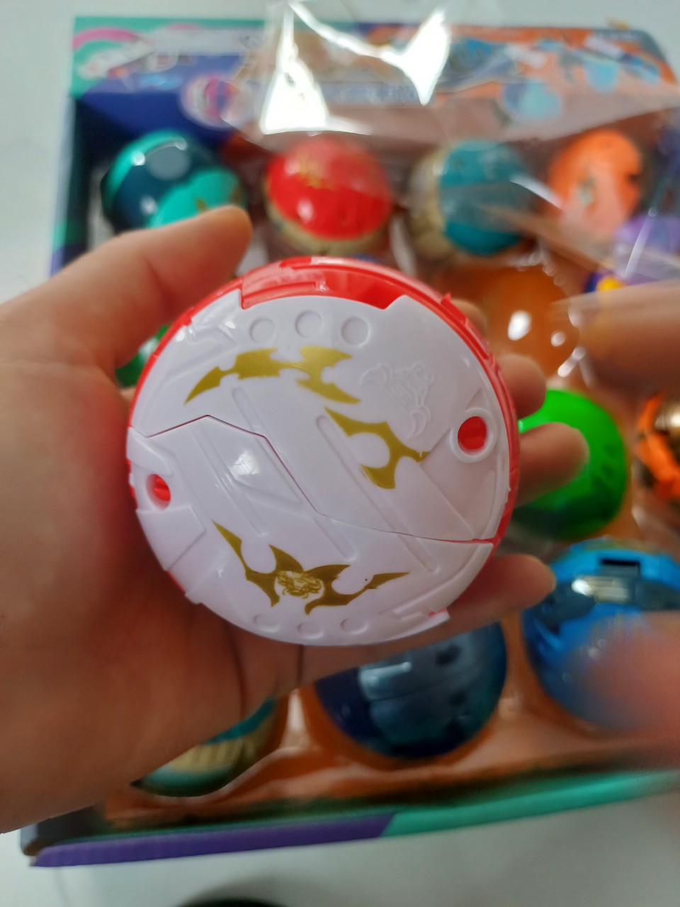 Đồ chơi trứng bakugan biến hình