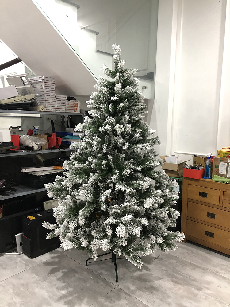 Cây thông noel phủ tuyết - Tán dày và đẹp, cây thông chắc chắn và dể tháo lắp