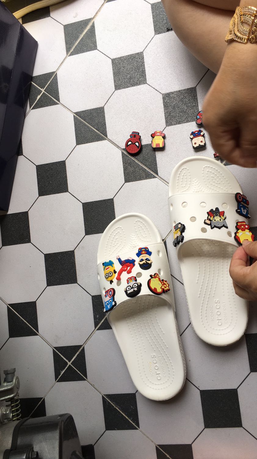 Dụng cụ chỉnh hình và bảo vệ ngón chân tặng 2 sticker 2D Jibbitz trang trí giầy dép