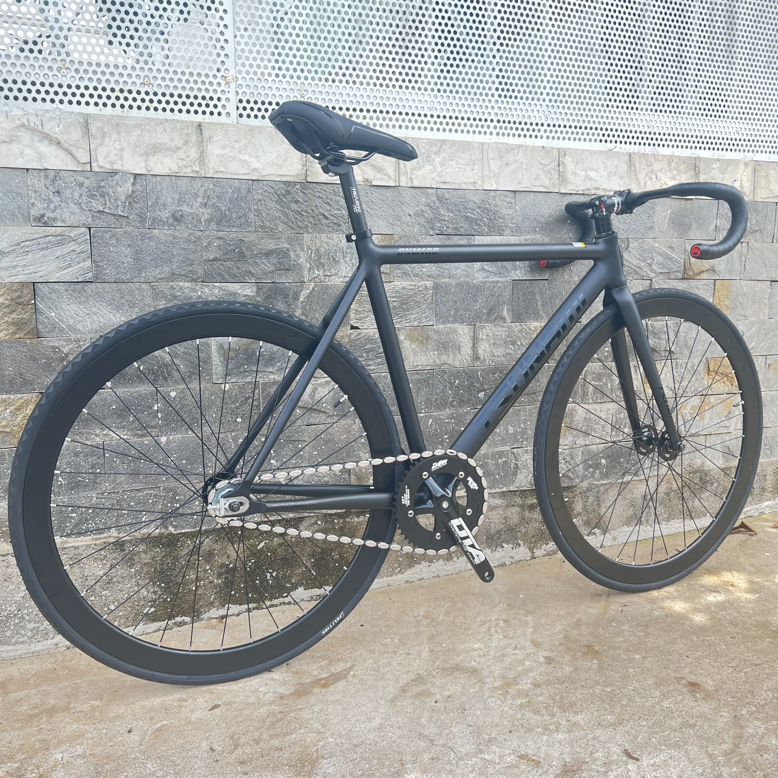 Xe đạp fixed gear TSUNAMI SNM100 nâng cao - Đen nhám chữ đen