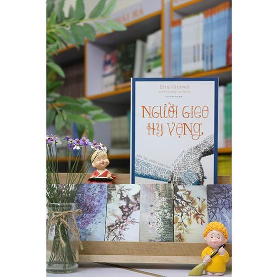 Sách - Người Gieo Hy Vọng ( Tặng Postcard )