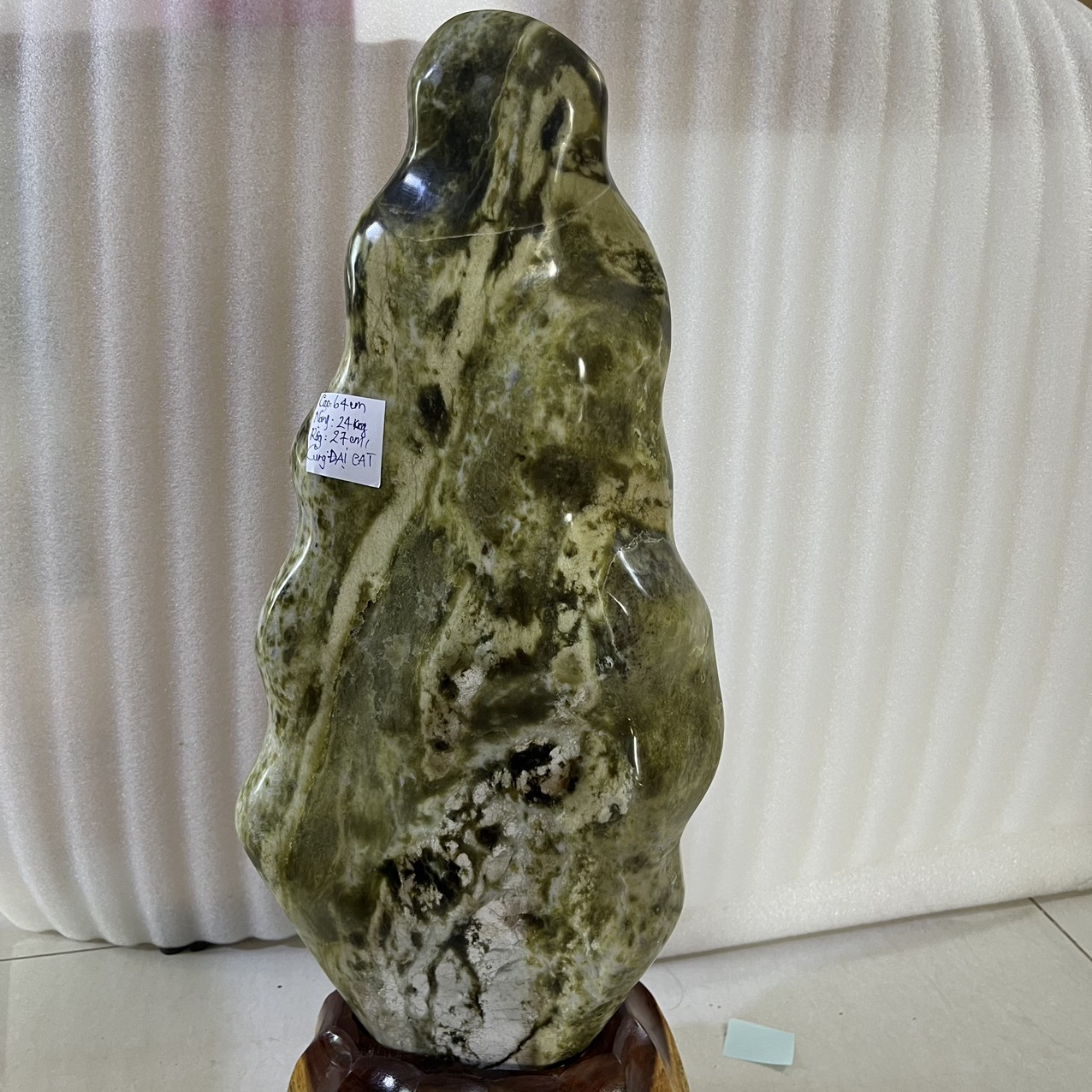 Đá phong thủy tự nhiên serpentine màu xanh cao 64cm nặng 24 kg đá ngọc cho mệnh Hỏa và Mộc