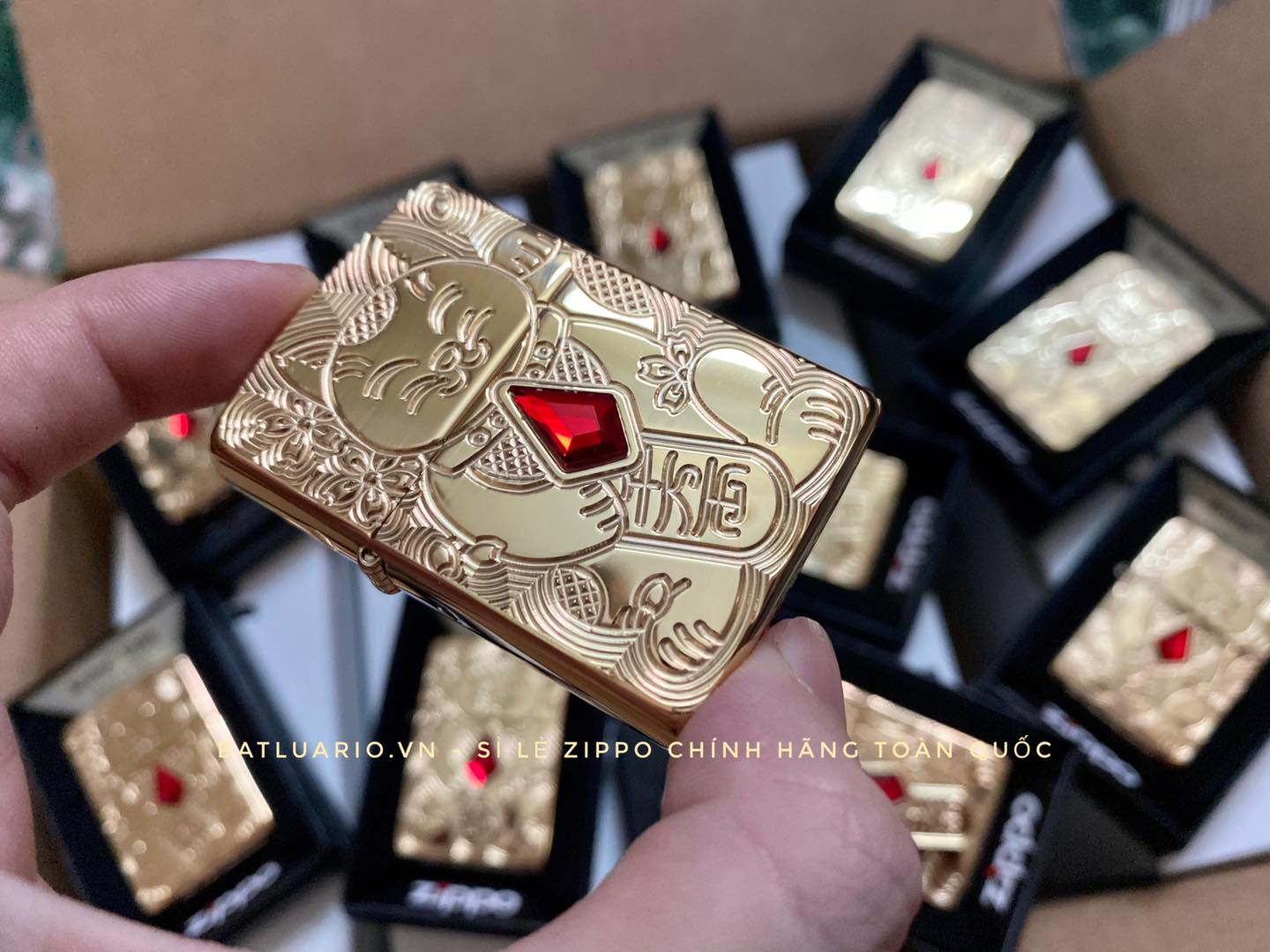 Bật Lửa Zippo 49802 – Zippo Lucky Cat Design Emblem Attached Armor High Polish Brass