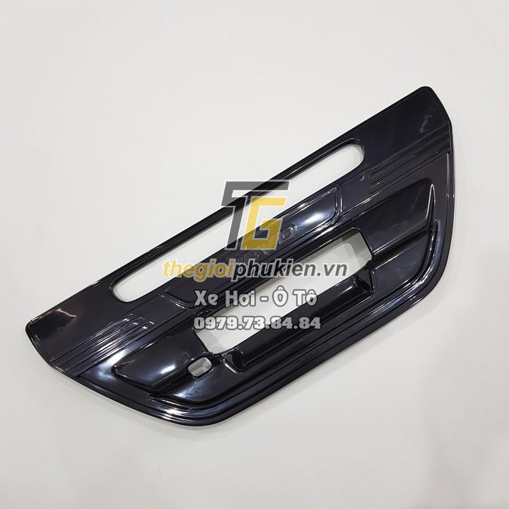 Ốp trang trí tay mở cốp sau Toyota Hilux Revo