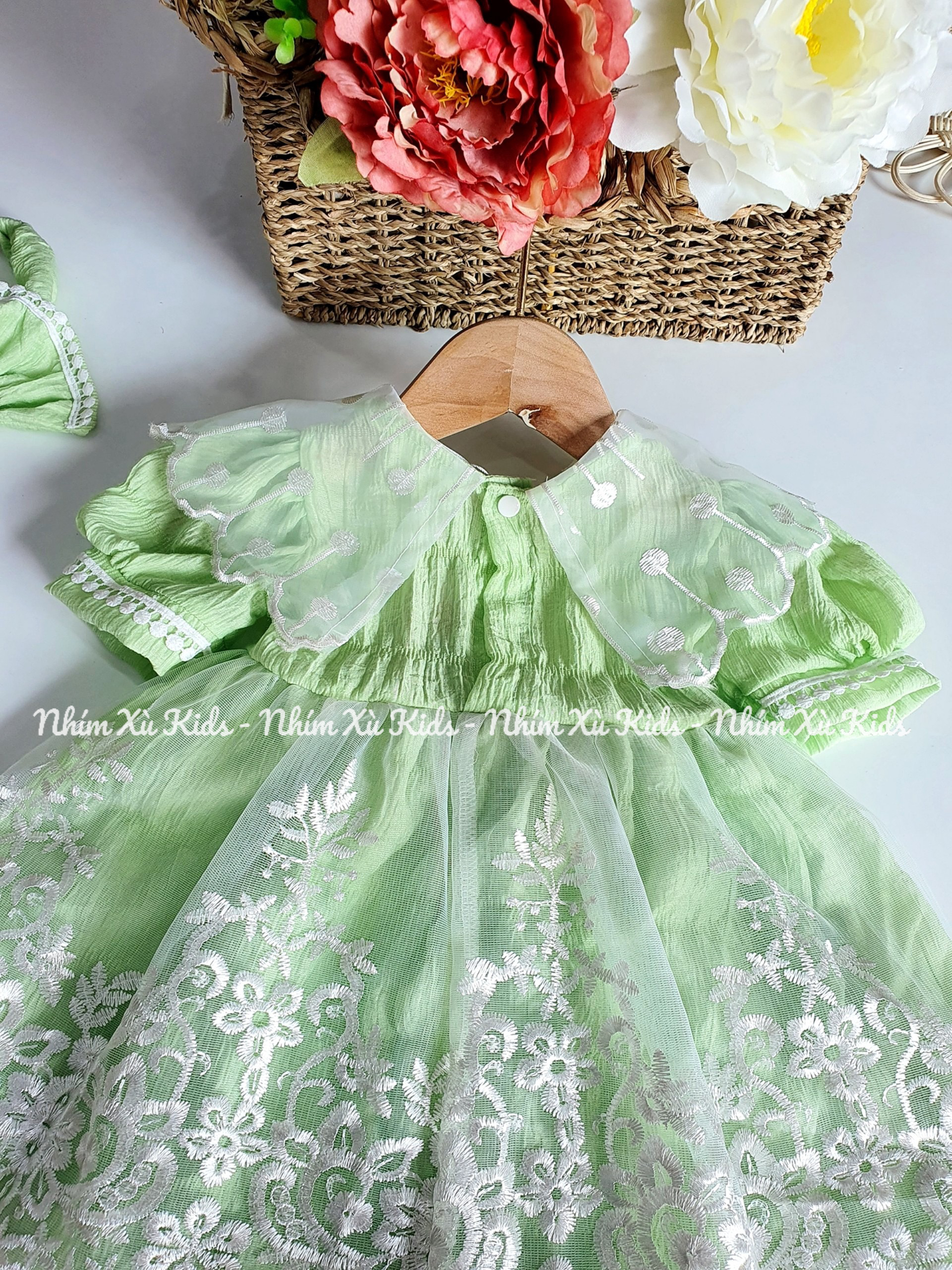 Váy Lolita Ren Vàng Bé Gái 3 Đến 12kg Chất Đũi Xốp Nhún Mềm Mại [V090