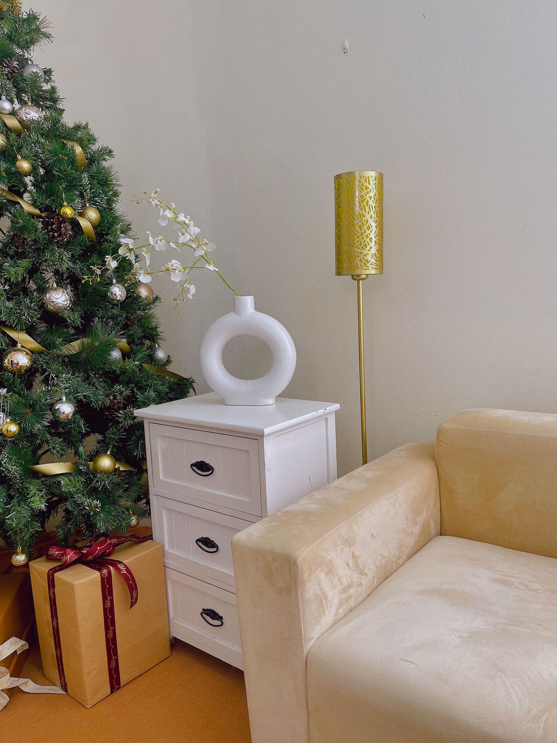 Tượng gốm sứ trang trí nhà hình lọ hoa lạ mắt màu trắng DS007