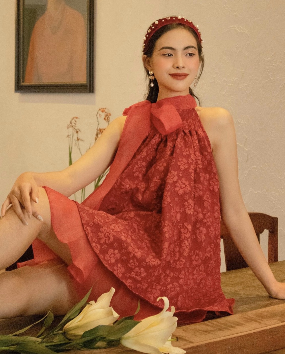 Set áo vải gấm hoa nổi màu đỏ cổ yếm nơ phối váy quần voan lụa