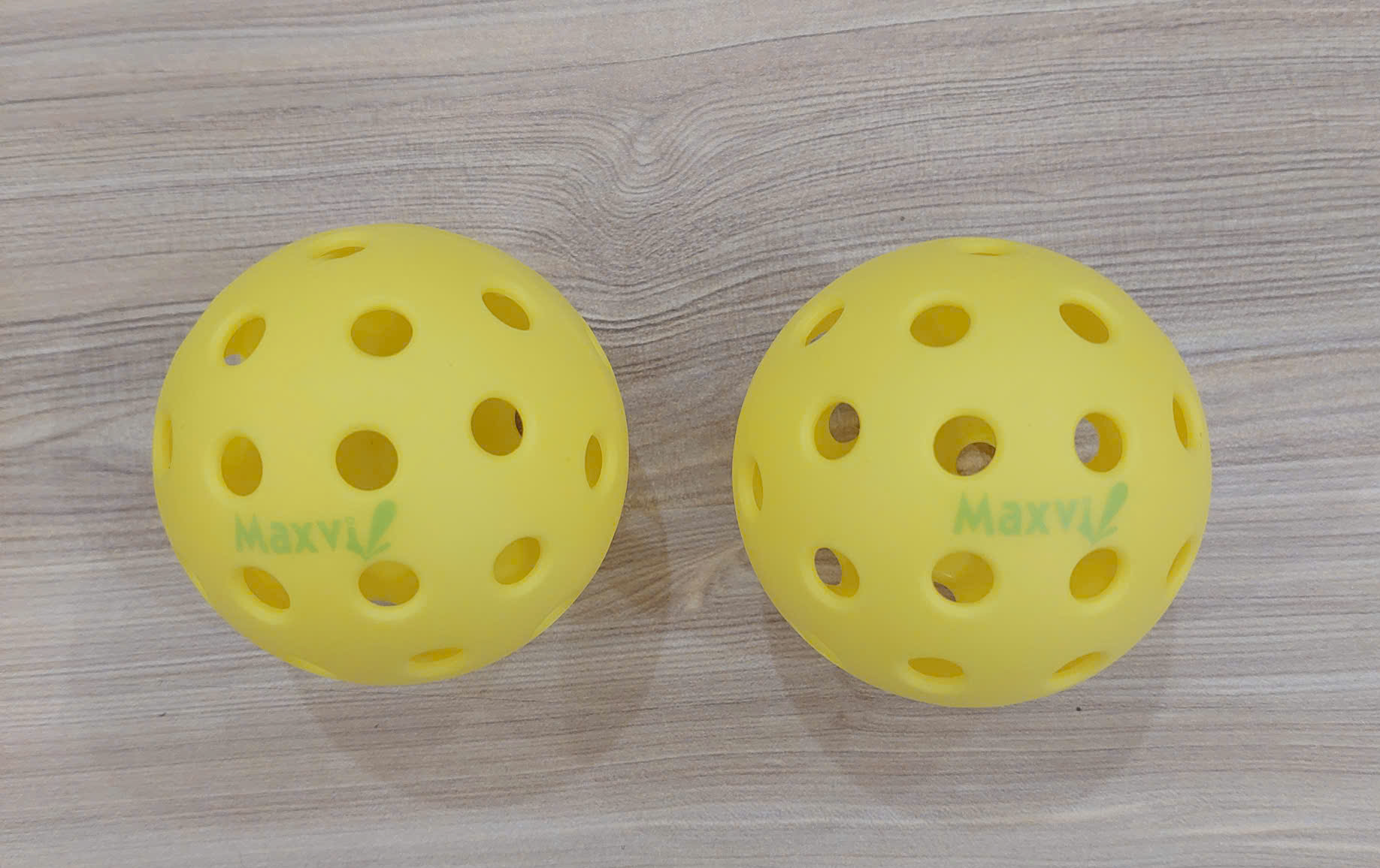 MAXVI: Bóng Pickleball 40 lỗ chơi trong nhà   |   Bóng Pickleball 26 lỗ chơi ngoài trời  |  Bóng Pickleball thi đấu  |   Bóng Pickleball đường kính 74mm  |   Bóng Pickleball chất liệu PE  |  Banh Pickleball