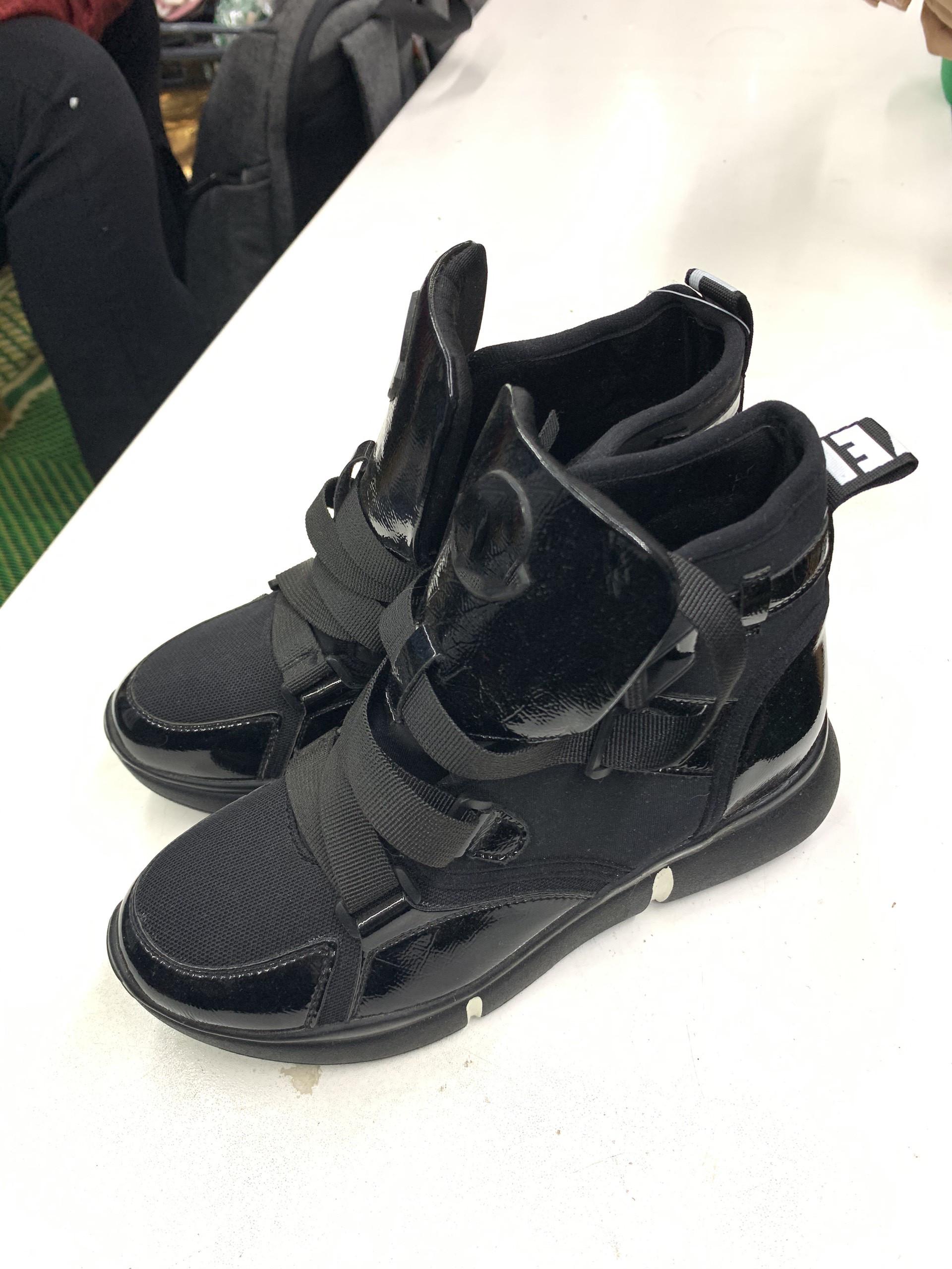 Giày sneaker nữ cao cổ màu đen