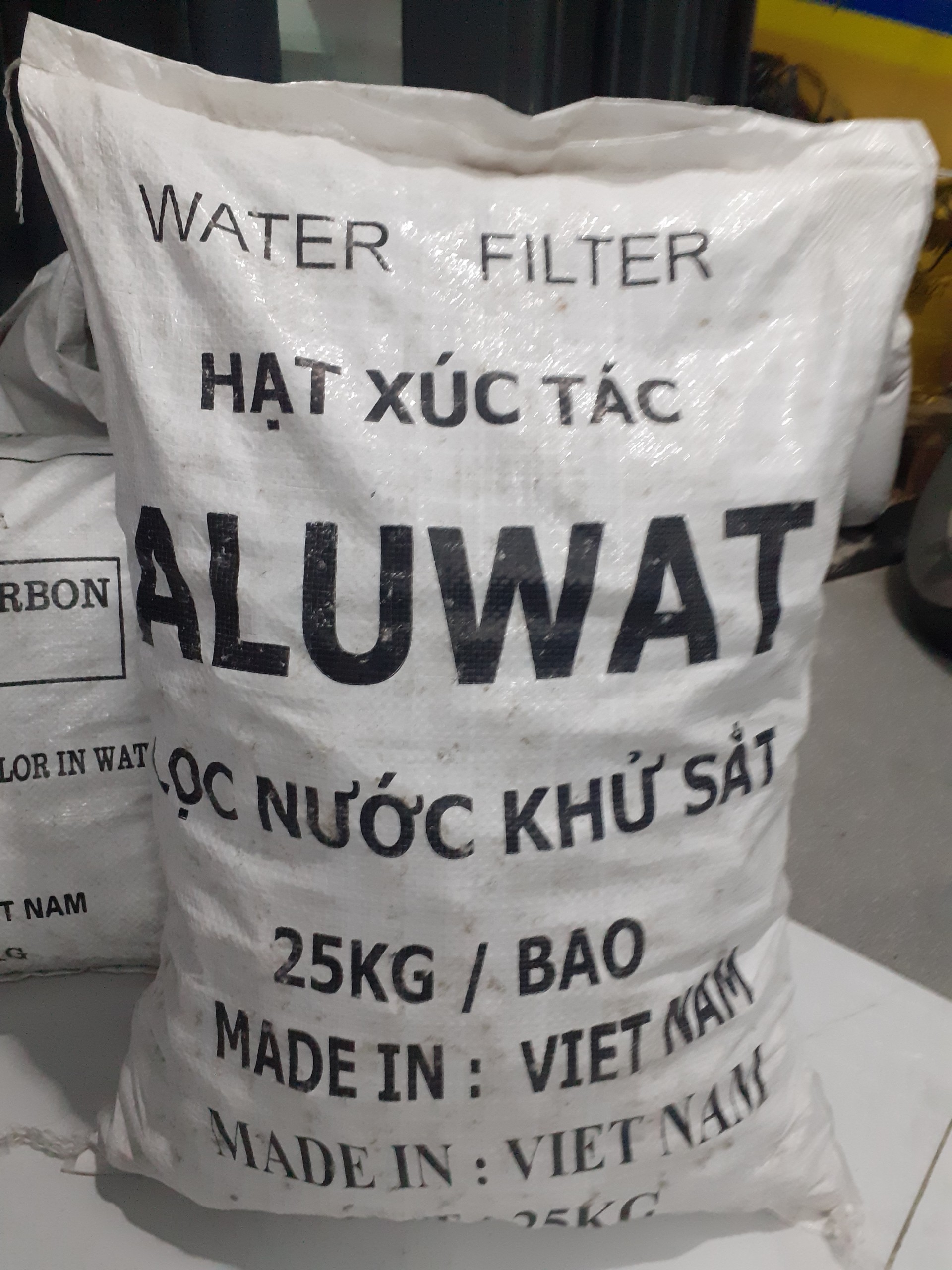 hạt xúc tác ALUWAT lọc nước khử sắt túi 1 ký.