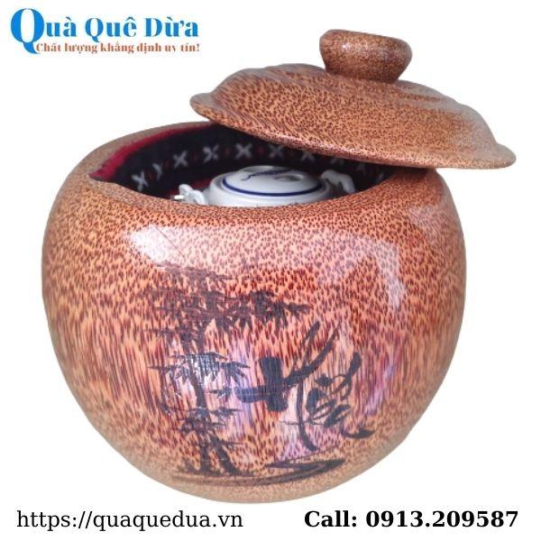 Bộ Bình Trà Gỗ Dừa Gọn Đẹp Hoa Văn Lồng Chữ Hiếu Và Bình Trà 700 - 950ml - Sản Phẩm Được Sản Xuất Tại Bến Tre
