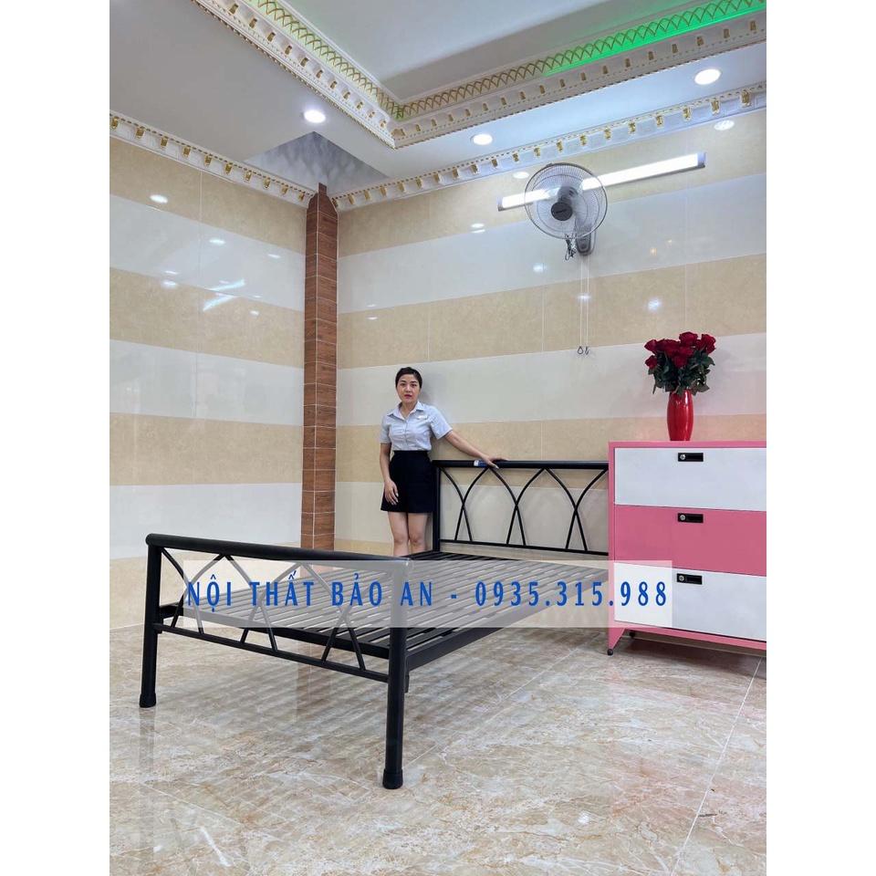 Giường sắt mỹ nghệ đan chéo 1m2x2m, tháo lắp dễ dàng