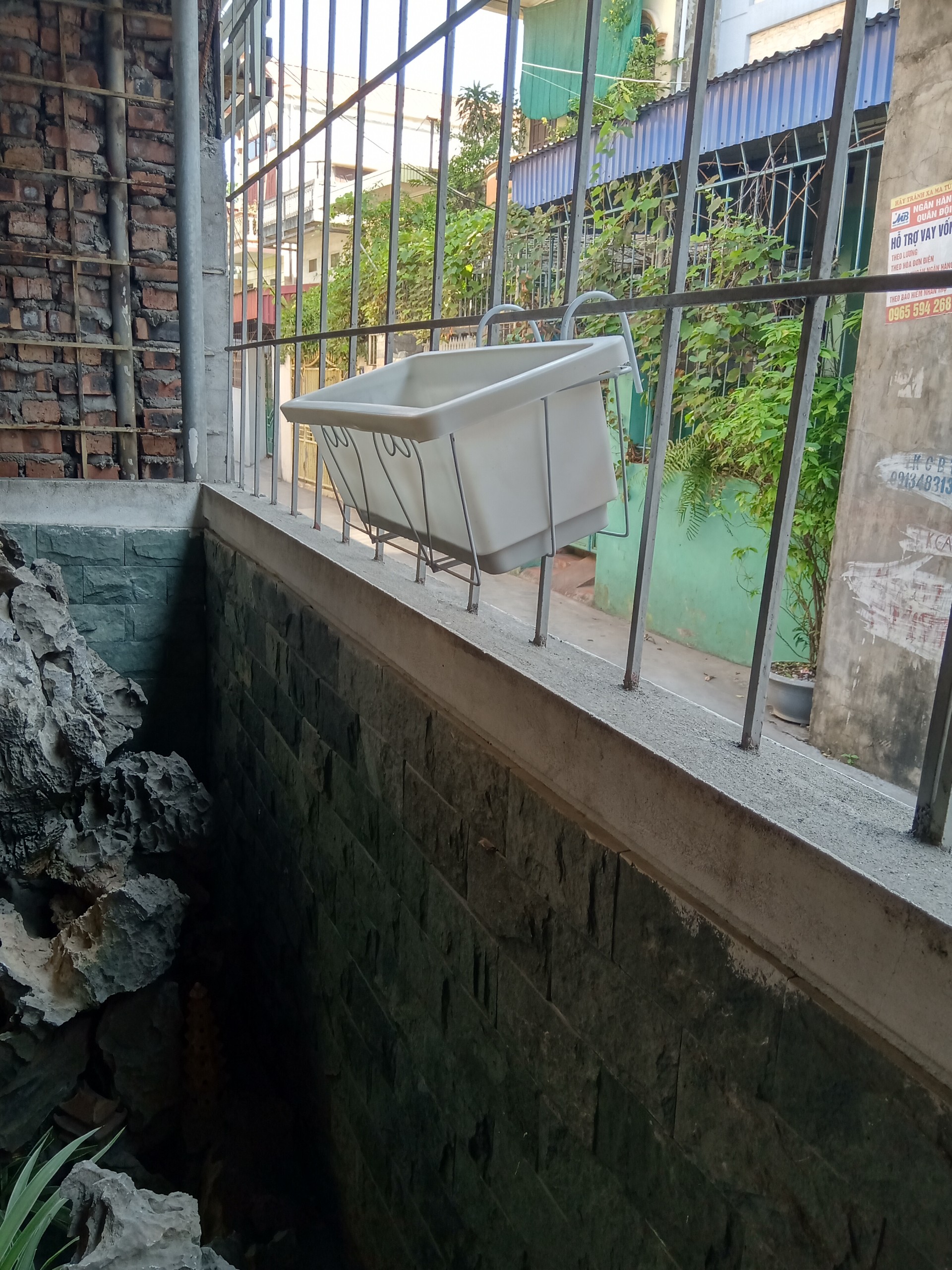 Móc treo ban công kèm chậu thông minh màu trắng 48x21x16 cm