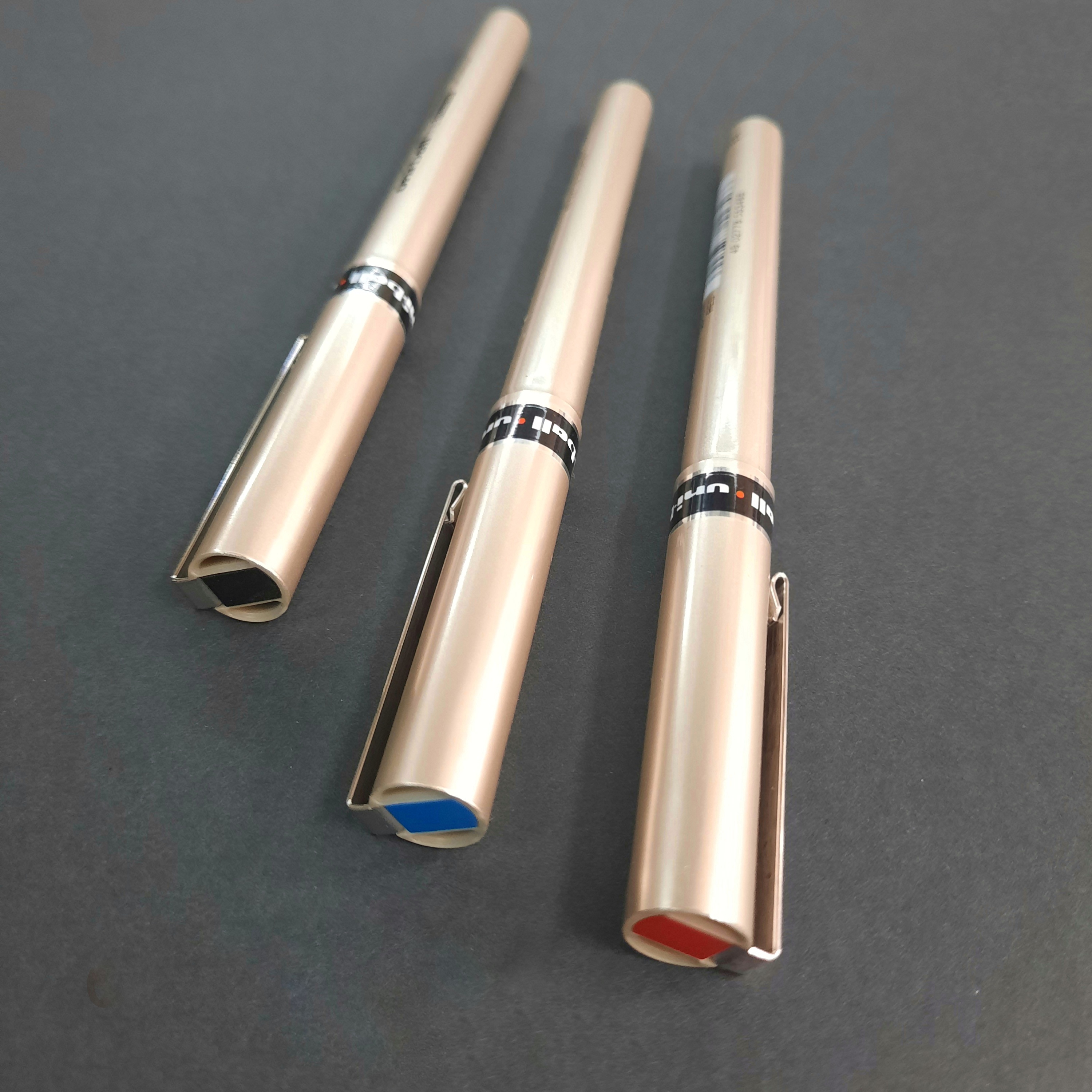 Bút Uni-ball UB 177 ngòi 0.7mm .