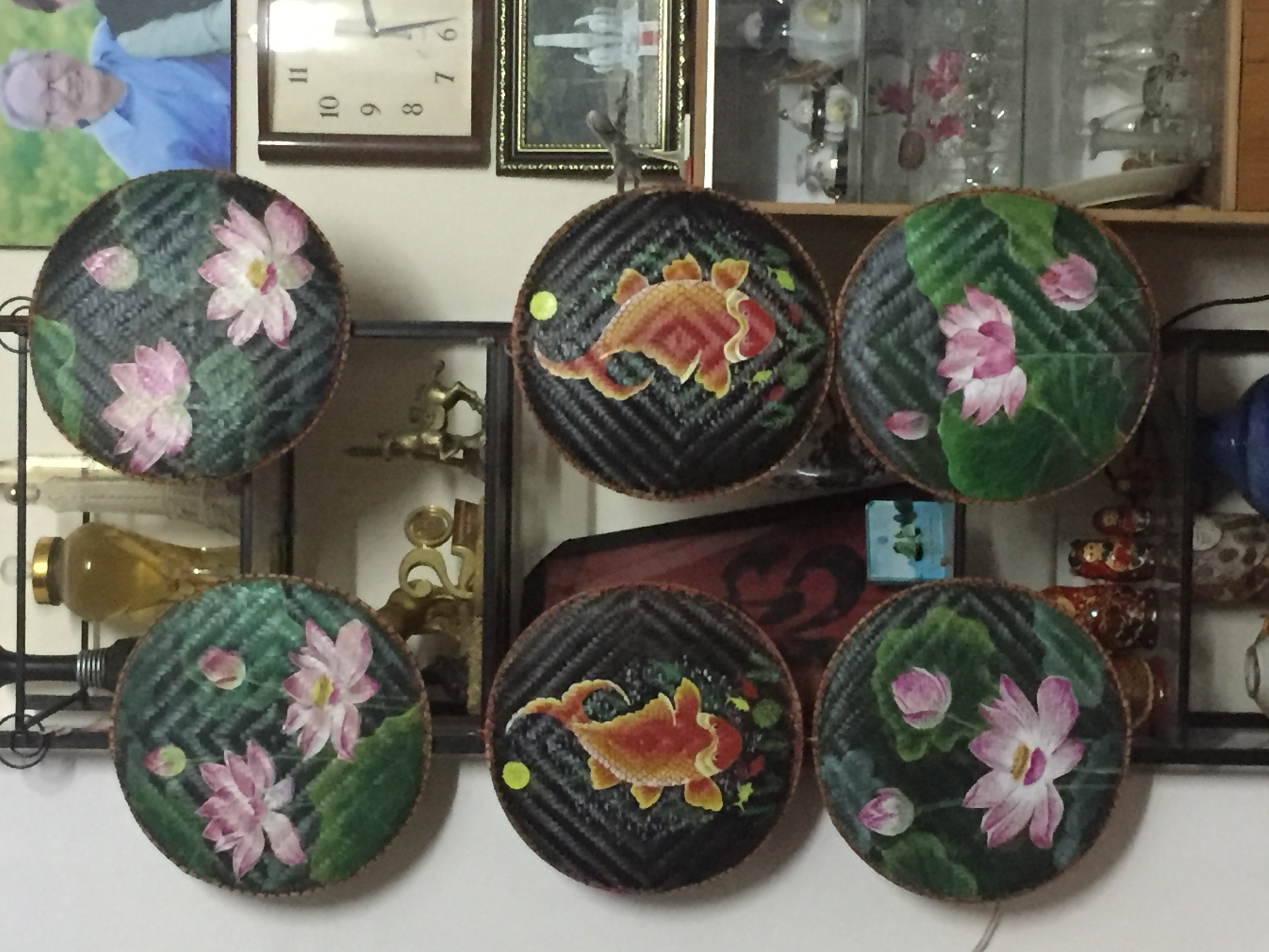 Tranh hoa sen vẽ trên mẹt tre