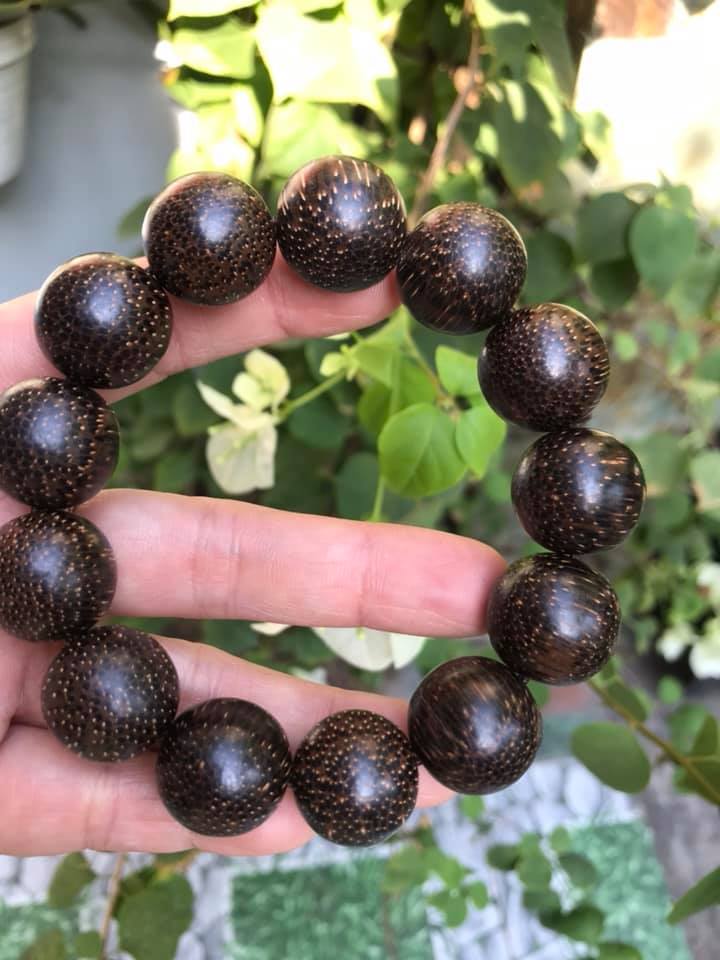 VÒNG ĐEO TAY NAM CHÂT LIỆU GỖ TRẦM HƯƠNG THƠM SIZE 18MM GỒM 13 HẠT ĐÚNG CUNG SANH ĐẸP LẮM LUÔN MÀU GỖ TỰ NHIÊN BÔNG BÔNG ĐẸP SANG Ạ