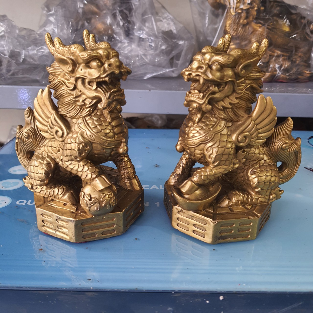Cặp tượng kỳ lân ngồi bệ bát quái bằng đồng thau MS12d