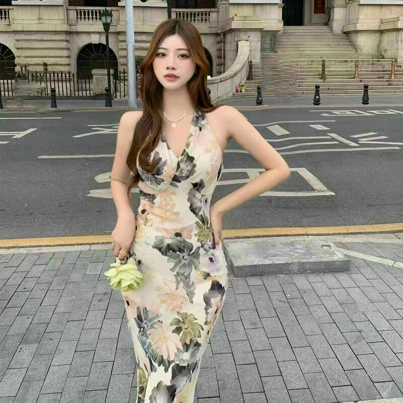 ĐẦM XÒE HOA CỔ YẾM chất phi lụa mềm mịn,mát,ko co giãn,phối dây kéo sau lưng dễ mặc. Kiểu hở lưng quyến rũ,kèm cổ yếm làm điểm nhấn,phối màu sắc trung tín nhẹ nhàng,tạo nên chiếc đầm mang phong cách thời trang trẻ trung,sang chảnh mà ko kém phần quyến rũ