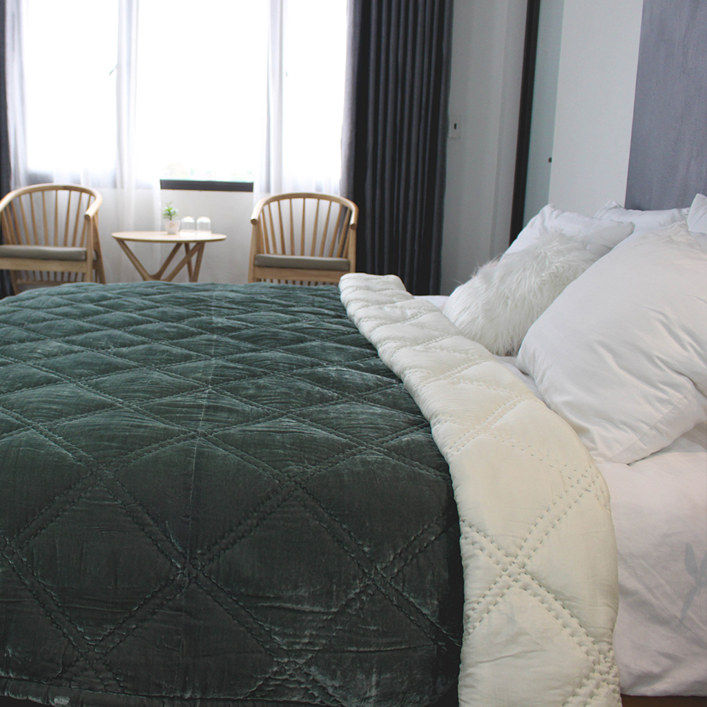 Chăn Nhung Lụa Chần Bông Điều Hòa Cao Cấp Dùng Bốn Mùa - Chăn Khâu Quả Trám Đôi I Silk Velvet Blanket.