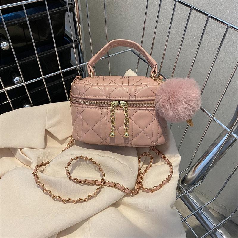 Túi hộp mini VICTORY 665 đeo chéo charm lông xinh có quai xách tay màu trắng đen hồng xanh