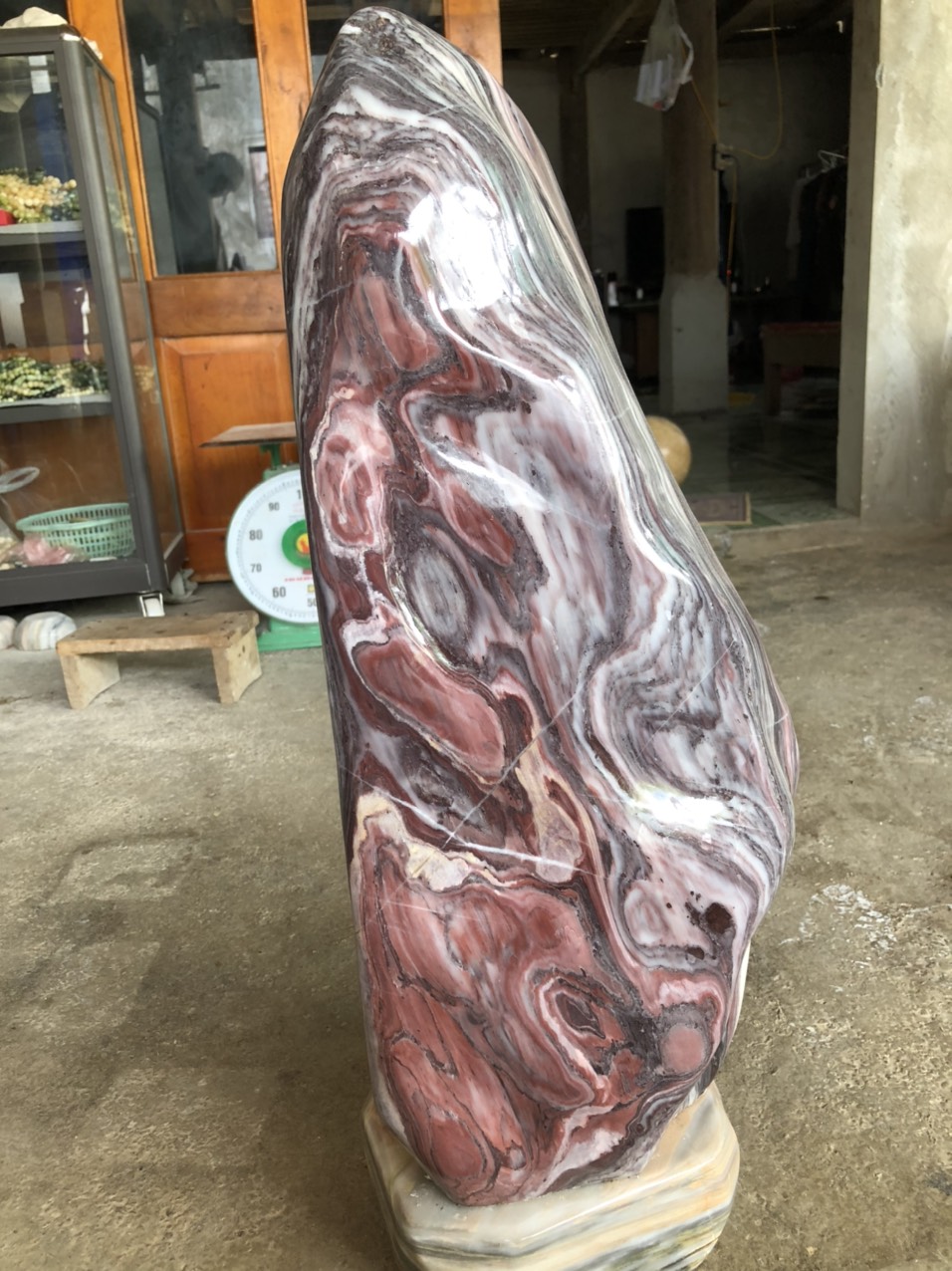 Cây đá trấn trạch tự nhiên CAO 65 cm, nặng 36kg màu đỏ tím cho người mệnh Thổ và Hỏa