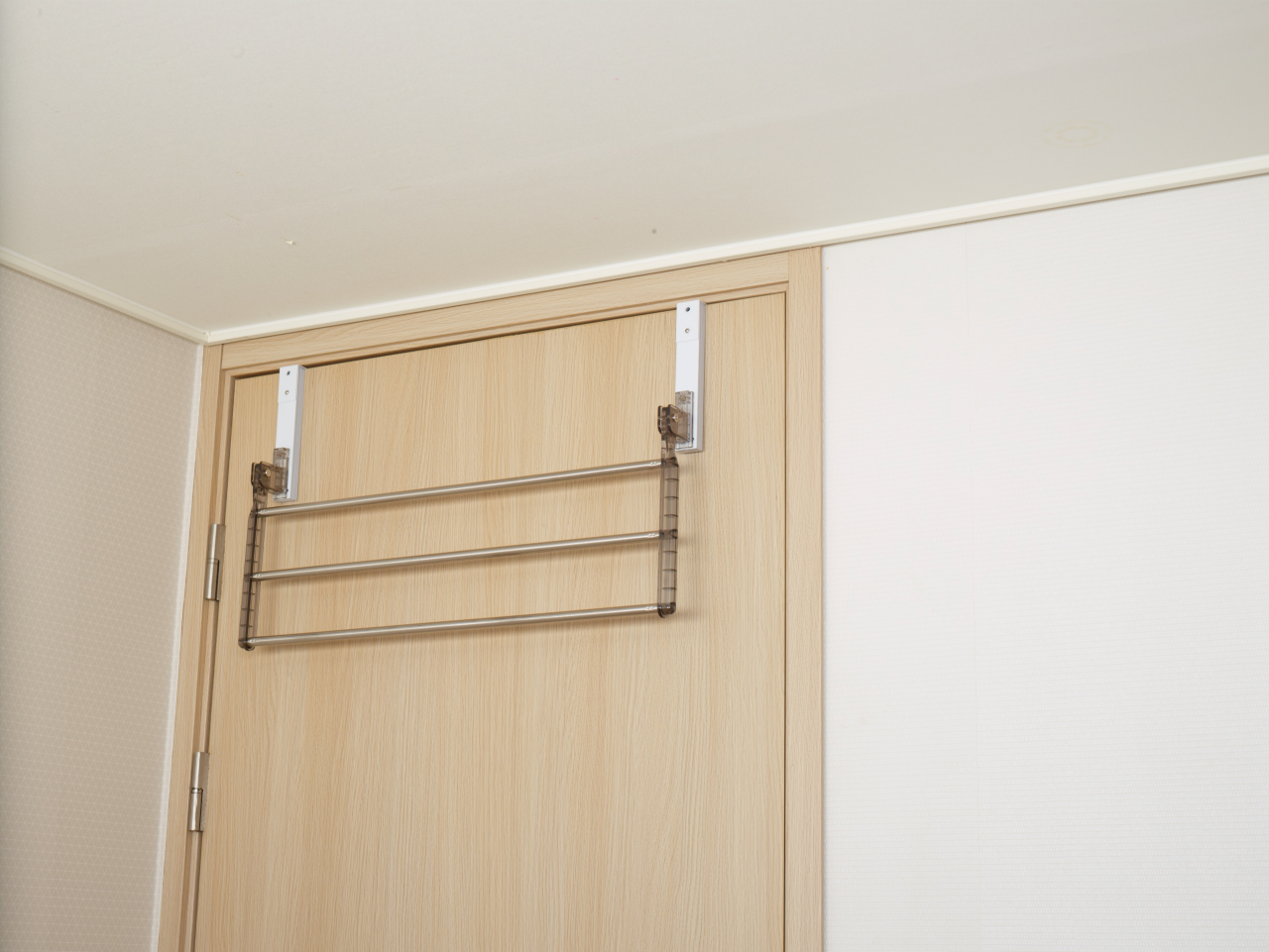 Giá treo quần áo sau cửa không cần khoan Wellex MH600 hạ 25cm
