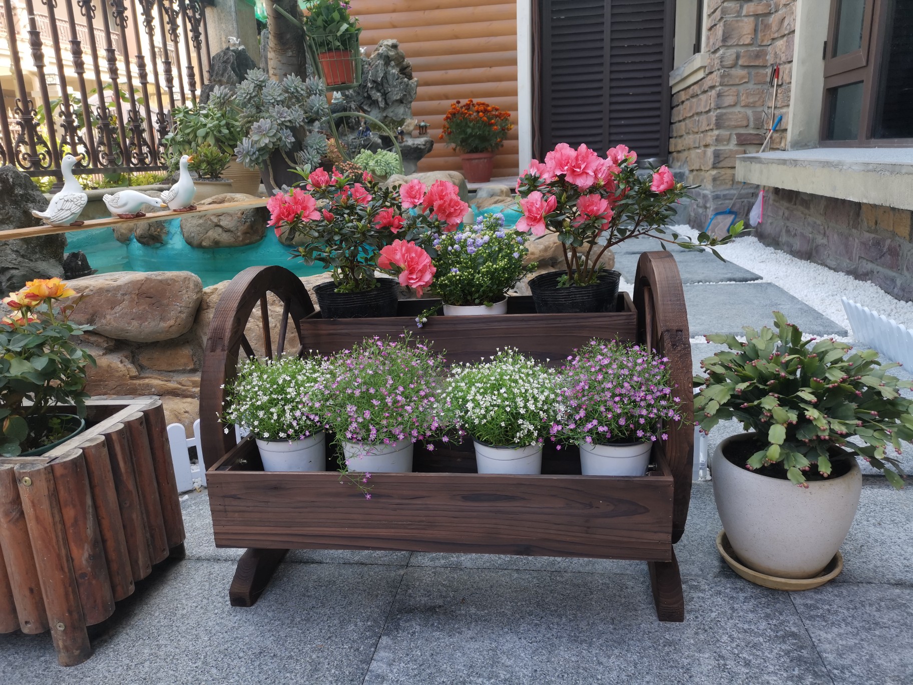 Kệ giá gỗ trồng hoa ngoài trời  có bánh xe kèm 2 chậu gỗ trồng hoa cây cảnh hình chữ nhật - Kệ gỗ Keria KG06