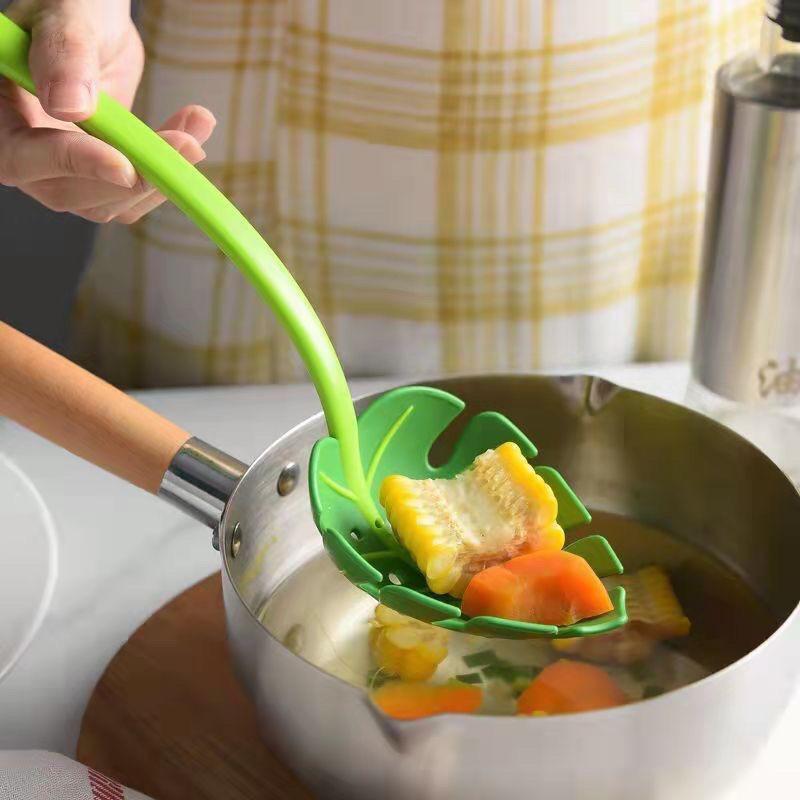 Muôi muỗng múc canh hình chiếc lá - Muỗng vớt mì cán dài tiện lợi - Vá múc canh ăn lẩu có lỗ lọc thức ăn 2in1