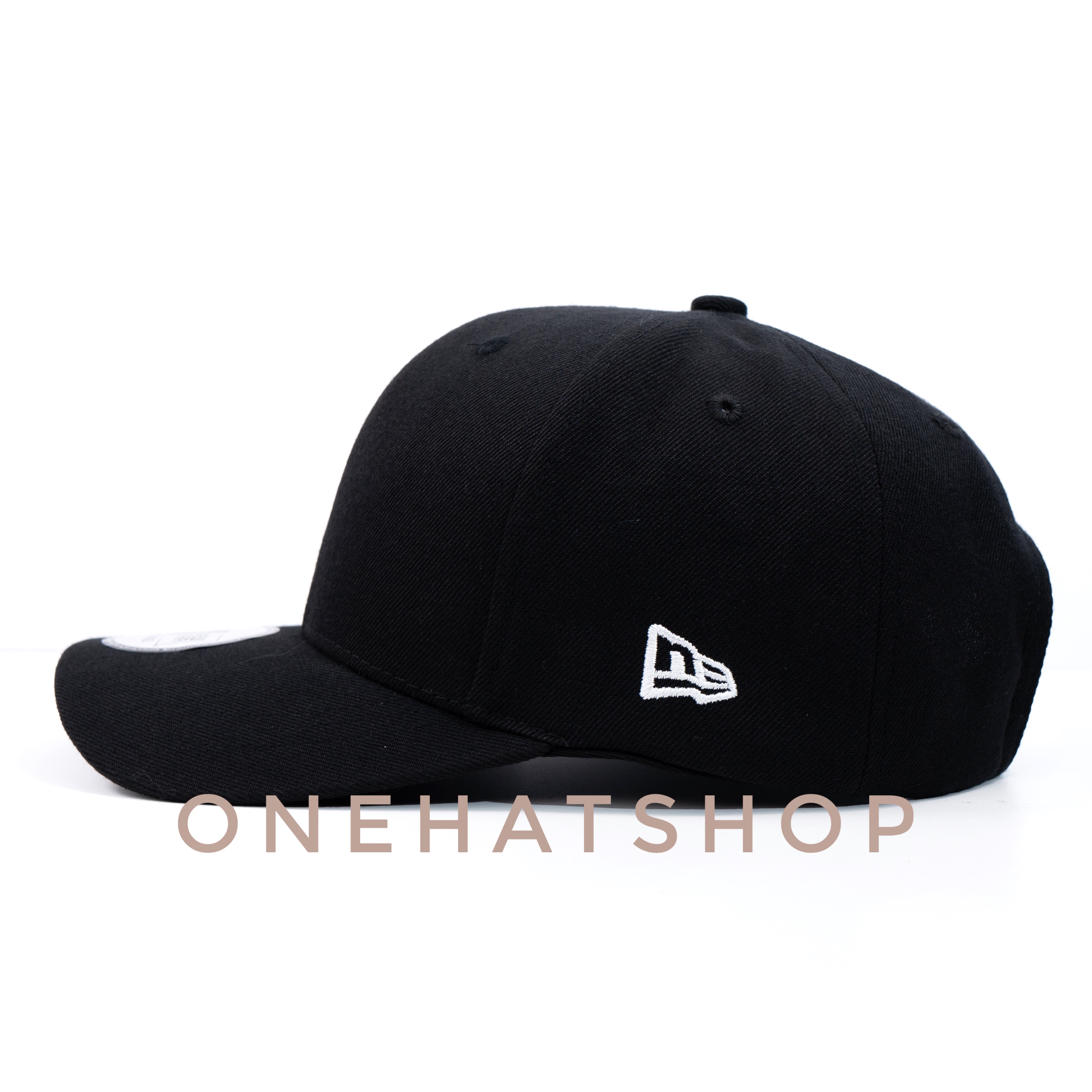 Nón lưỡi trai trơn đen Baseball cap phiên bản có tem - quai nút khoá dập logo - vải chất lượng cao