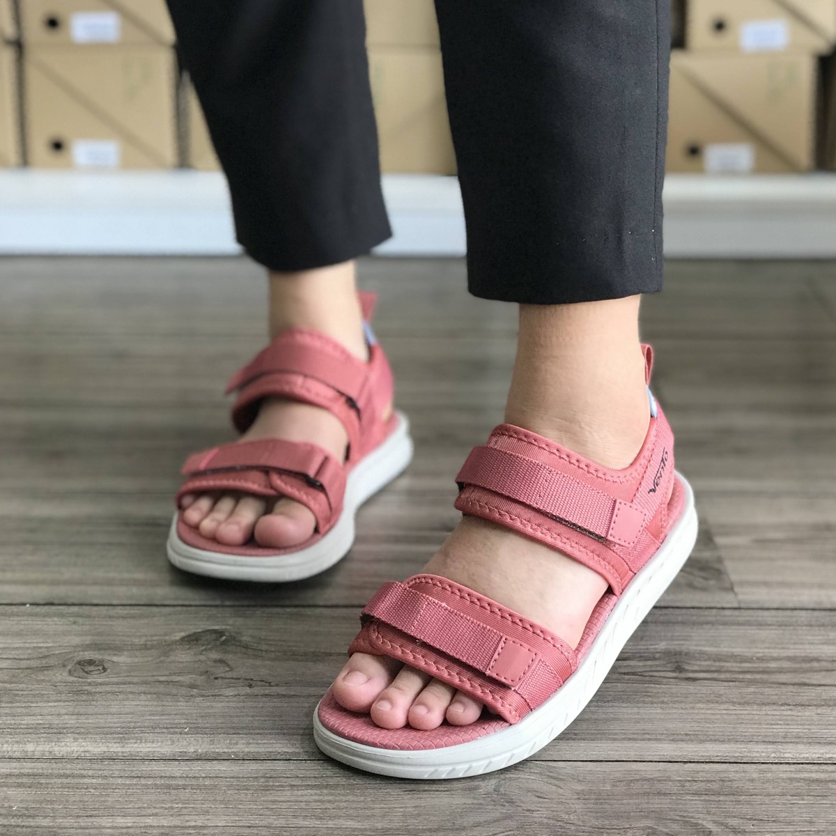 Giày sandal nữ siêu nhẹ hiệu Vento thích hợp mang đi học NB81