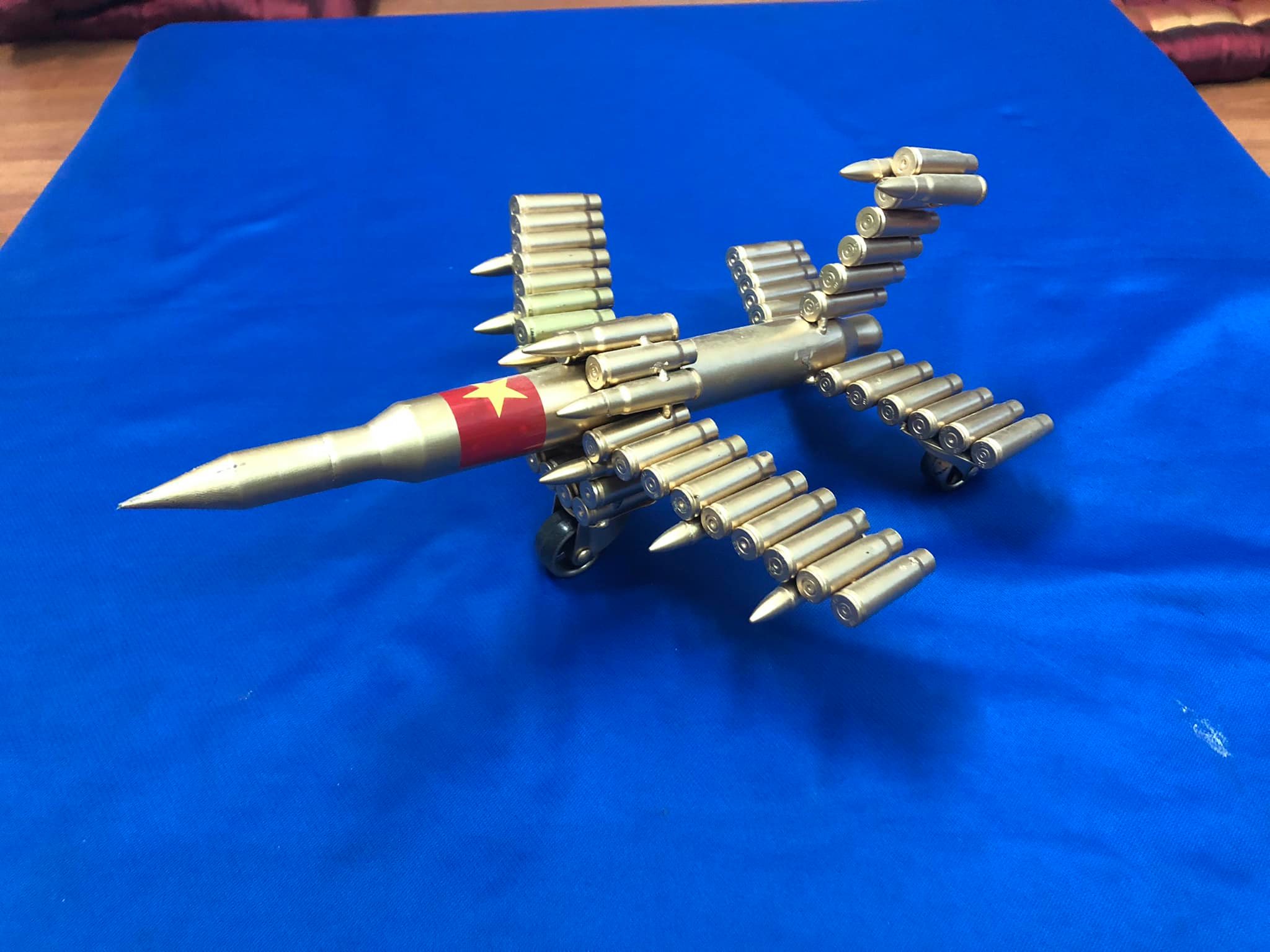 Mô hình máy bay trưng bày làm thủ công từ vỏ đạn, tặng kèm 1 móc khóa