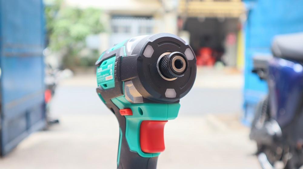 MÁY SIẾT VÍT KHÔNG CHỔI THAN DÙNG PIN 20VMAX/4AH*2 SẠC 2A DCA  ADPL208EM - HÀNG CHÍNH HÃNG