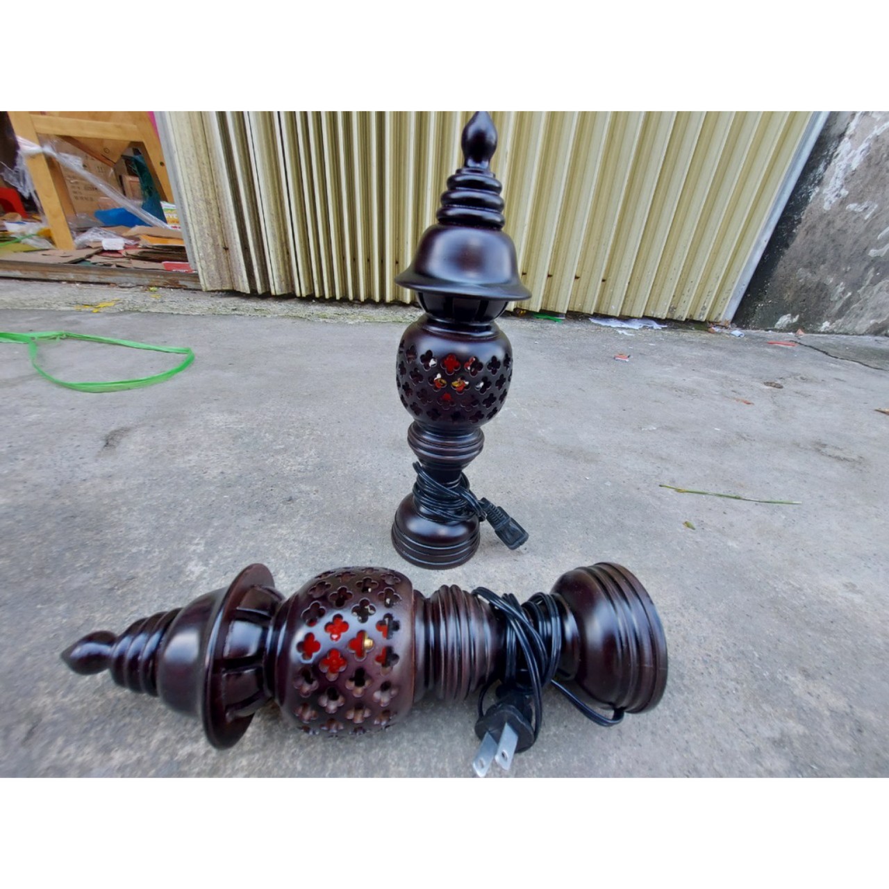 Cặp đèn thờ gỗ xà cừ cao 23cm