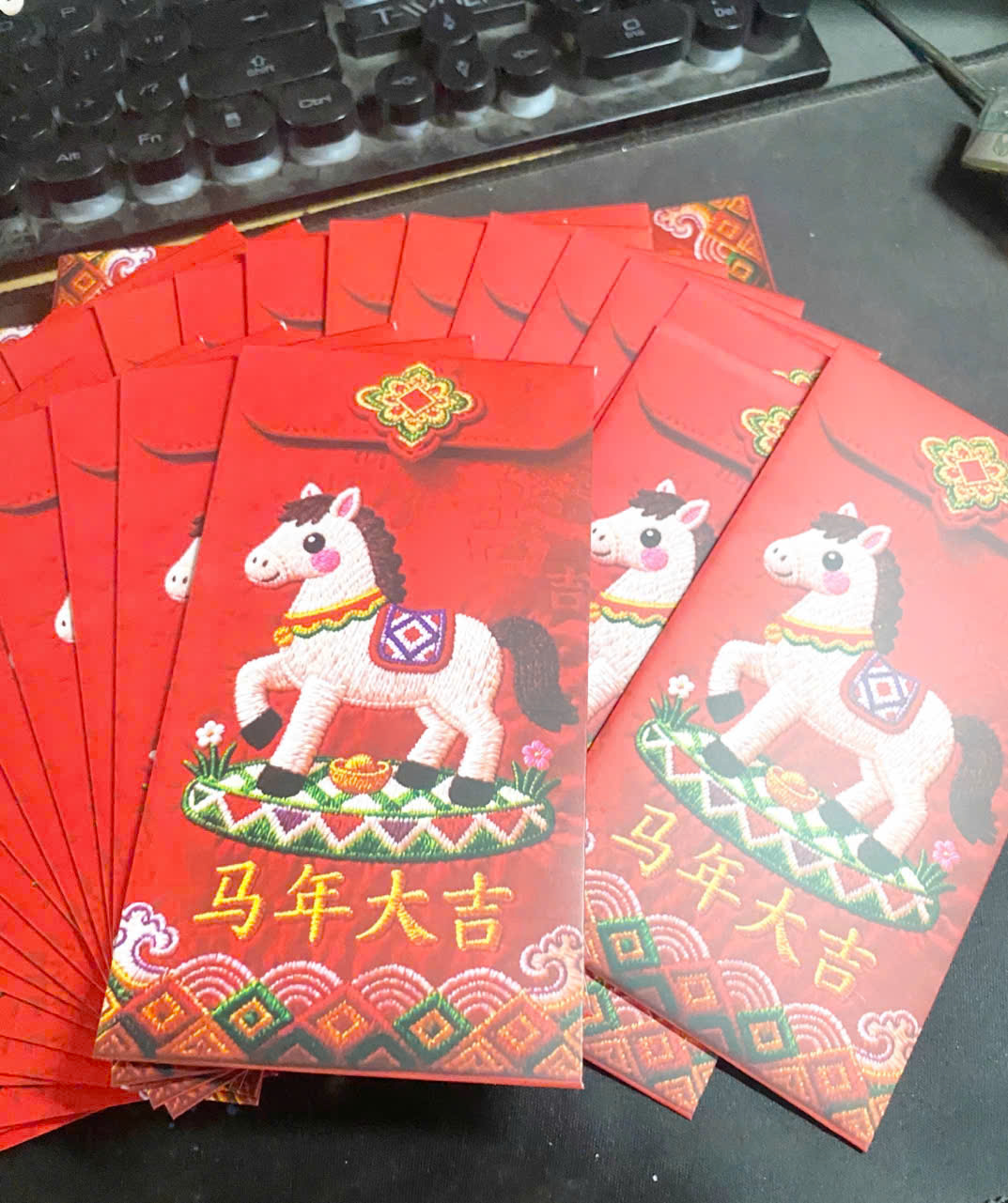 Set Lì Xì Ngựa Thổ Cẩm Giả Thêu In Bìa Đẹp, Bao lì xì Tết Bính Ngọ 2026, Loại Dày Sắc Nét