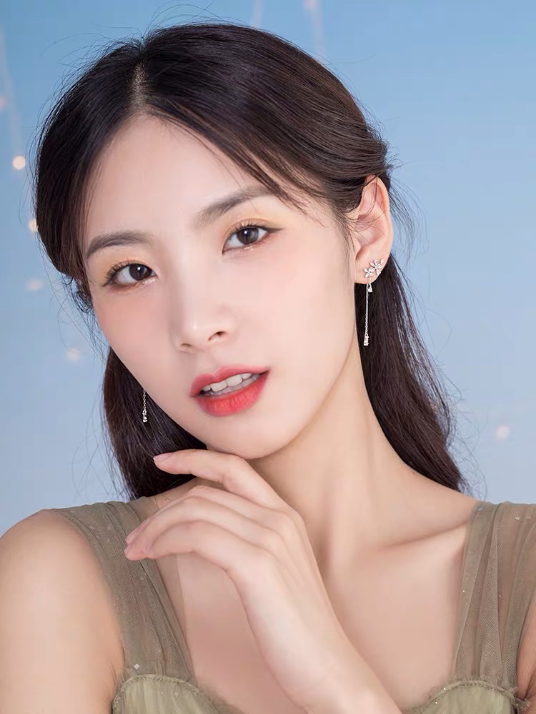 Khuyên tai hoa đính đá tiểu thư hàn quốc - khuyên tai thư kí Kim