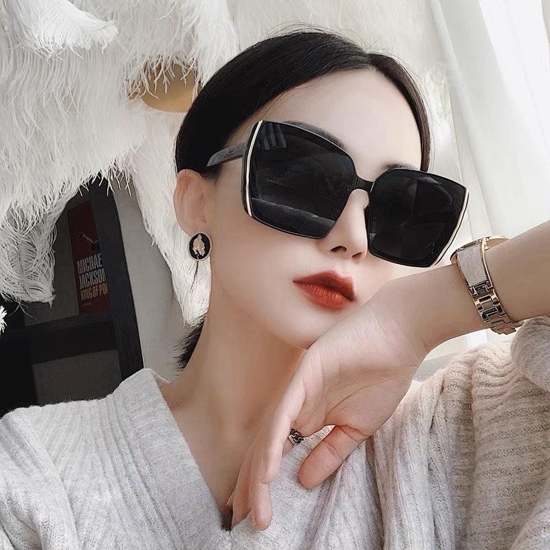Kính râm nữ nhựa sang chảnh dáng vuông đi biển