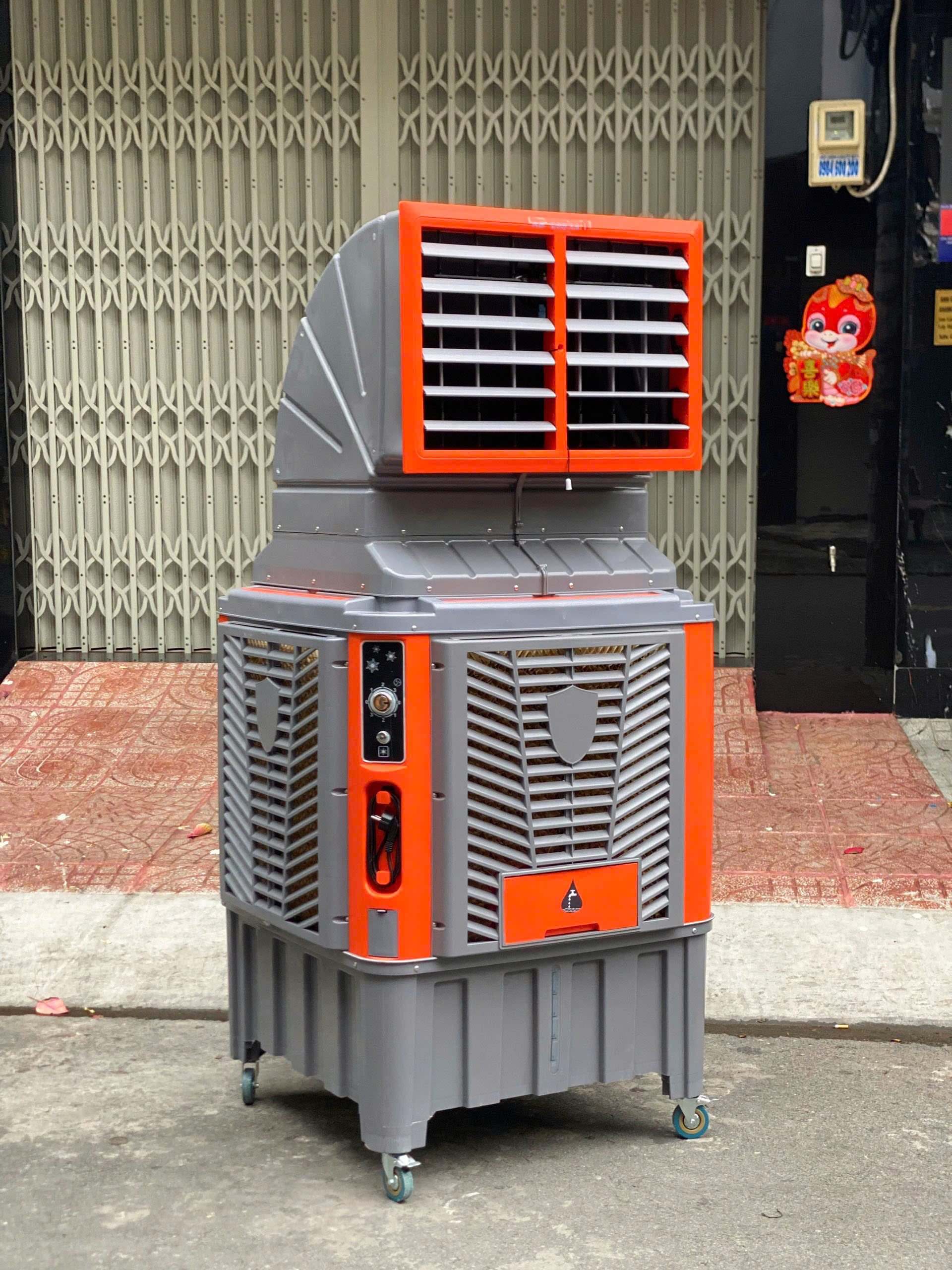 Quạt Điều Hòa Hơi Nước Công Nghiệp  Maki QF260 Dung Tích 130 Lít Công suất 1500W 4 Bánh Xe Di Chuyển Diện Tích Làm Mát Đến 150M2 Dùng Cho Công Nghiệp Diện Tích Lớn Đám Tiệc Sự Kiện Ngoài Trời hàng nhập khẩu