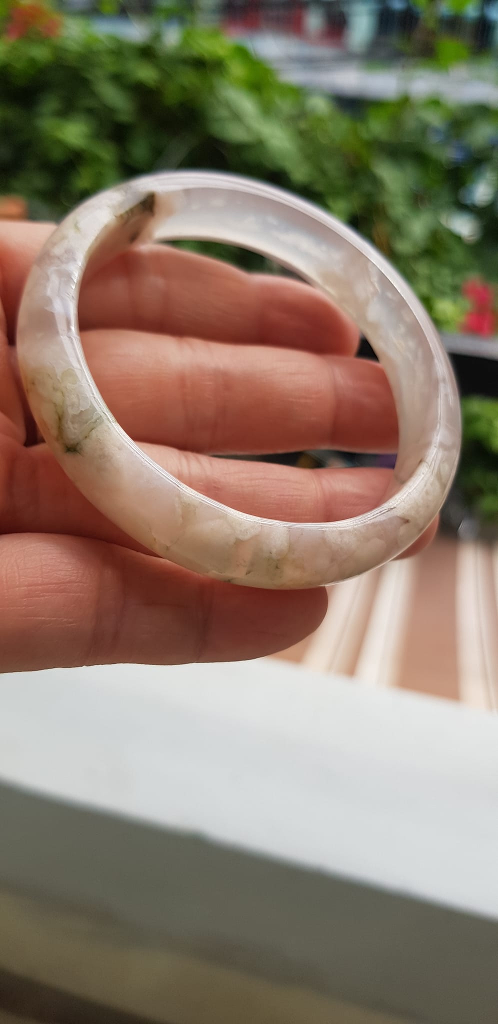 Vòng tay Nữ Bản Hẹ Đá Mã Não Bông Hoa tuyết trắng trong bóng 1 bên đều đẹp  Ni 53mm x Cao 11mm x dầy 6,5mm Nữ mệnh Kim mệnh Thủy 50kg - 54kg đeo xinh đẹp tay ạ