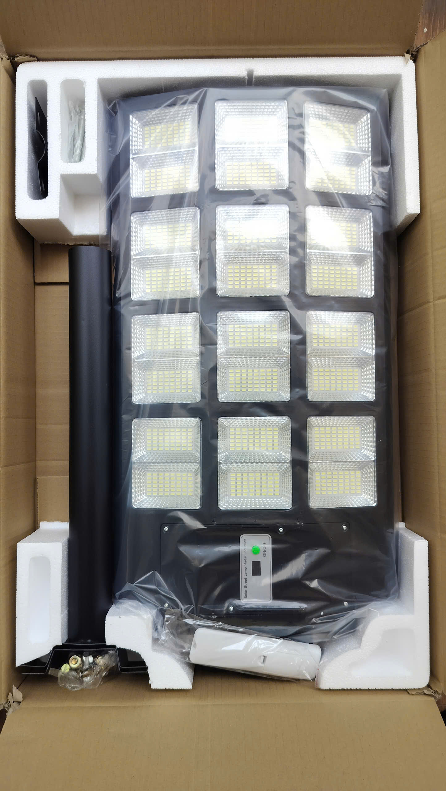 Đèn đường liền thể năng lượng mặt trời 600W