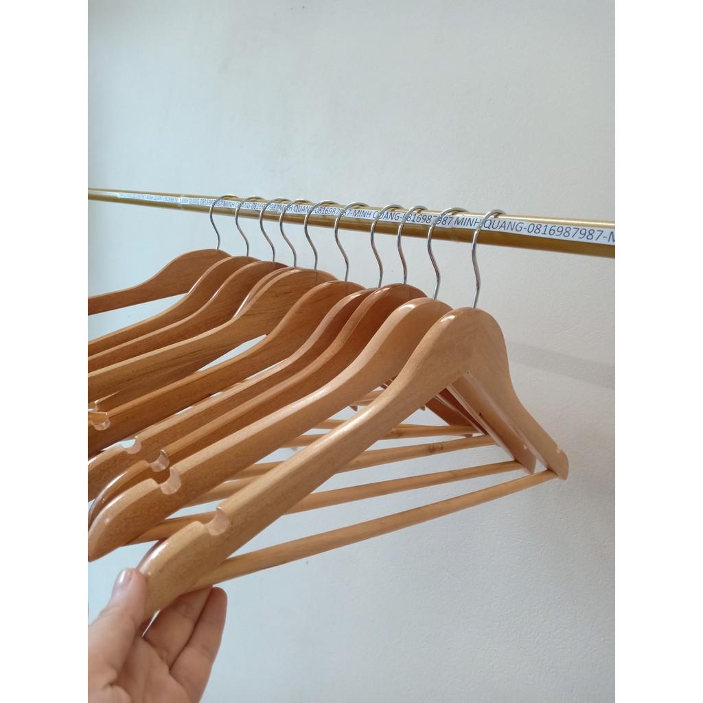 Móc treo quần áo bằng gỗ tam giác vàng có thanh ngang, dùng cho cửa hàng, shop thời trang và khách sạn