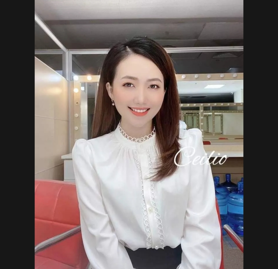 Áo sơ mi nữ công sở thời trang SURI tiểu thư viền ren bèo cổ kiểu Hàn Quốc màu trắng trẻ trung.