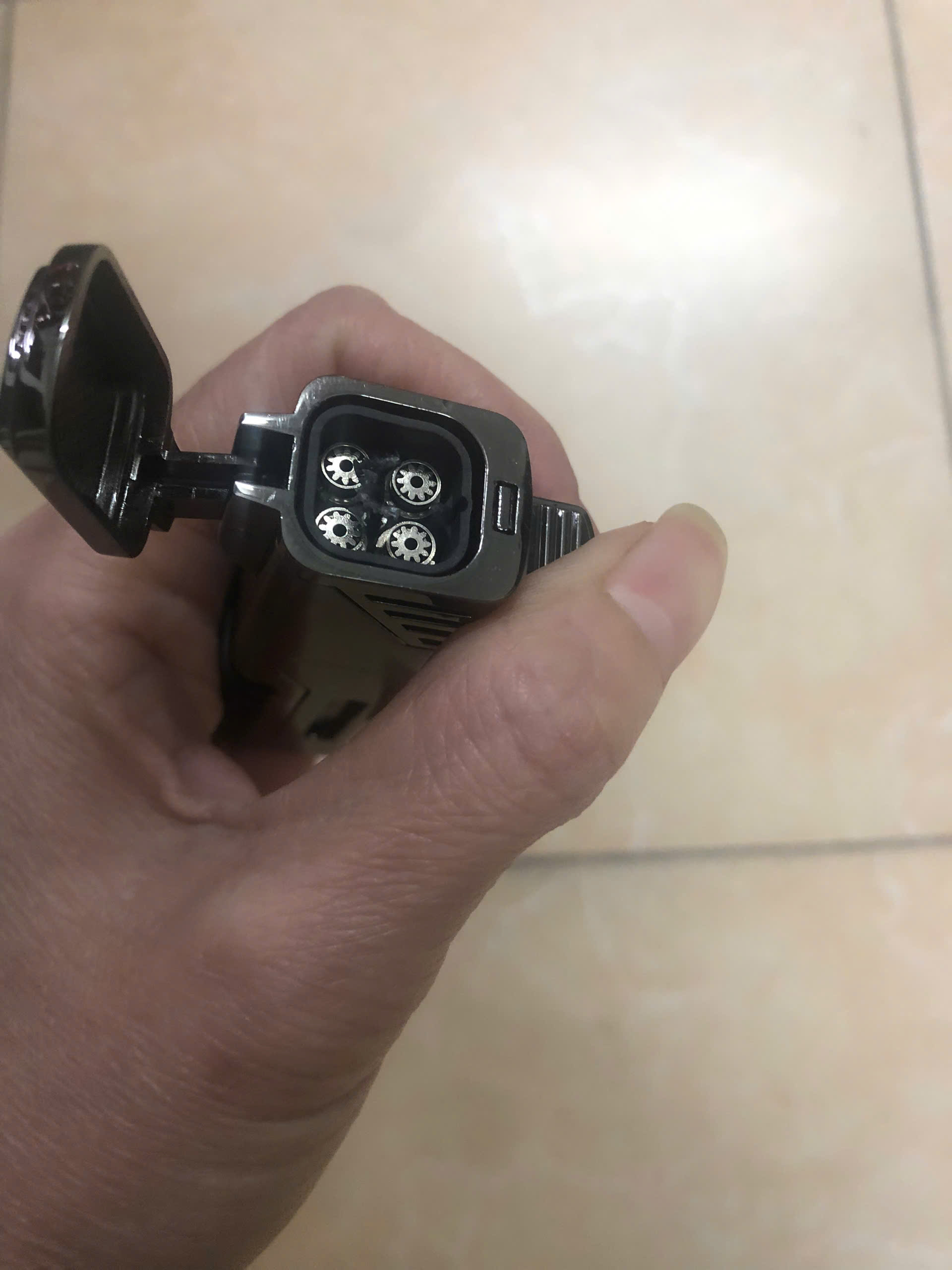 Vỏ hộp quẹt bật lửa khò 4 tia kèm đục, có ô quan sát dung lượng ga COB-002