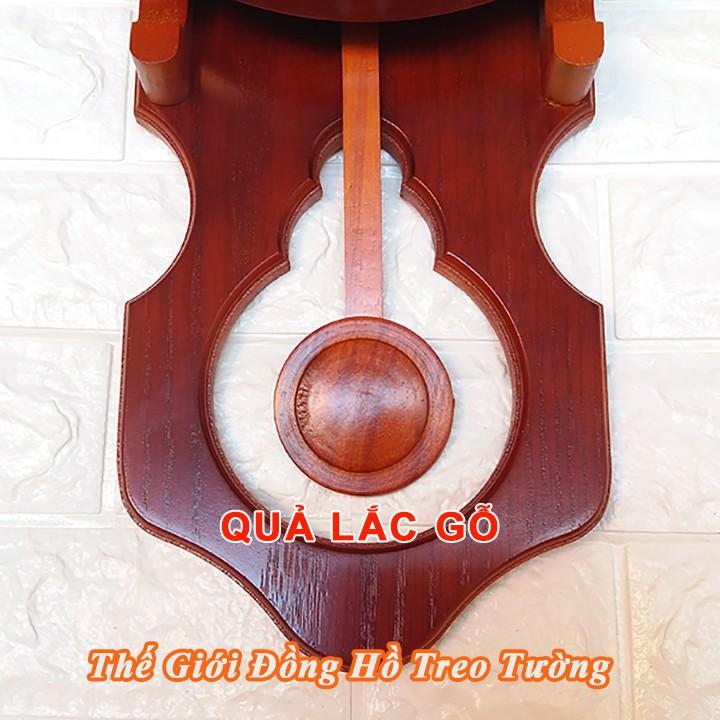 ĐỒNG HỒ TREO TƯỜNG GỖ TỰ NHIÊN HÌNH NGÔI NHÀ, CÓ QUẢ LẮC