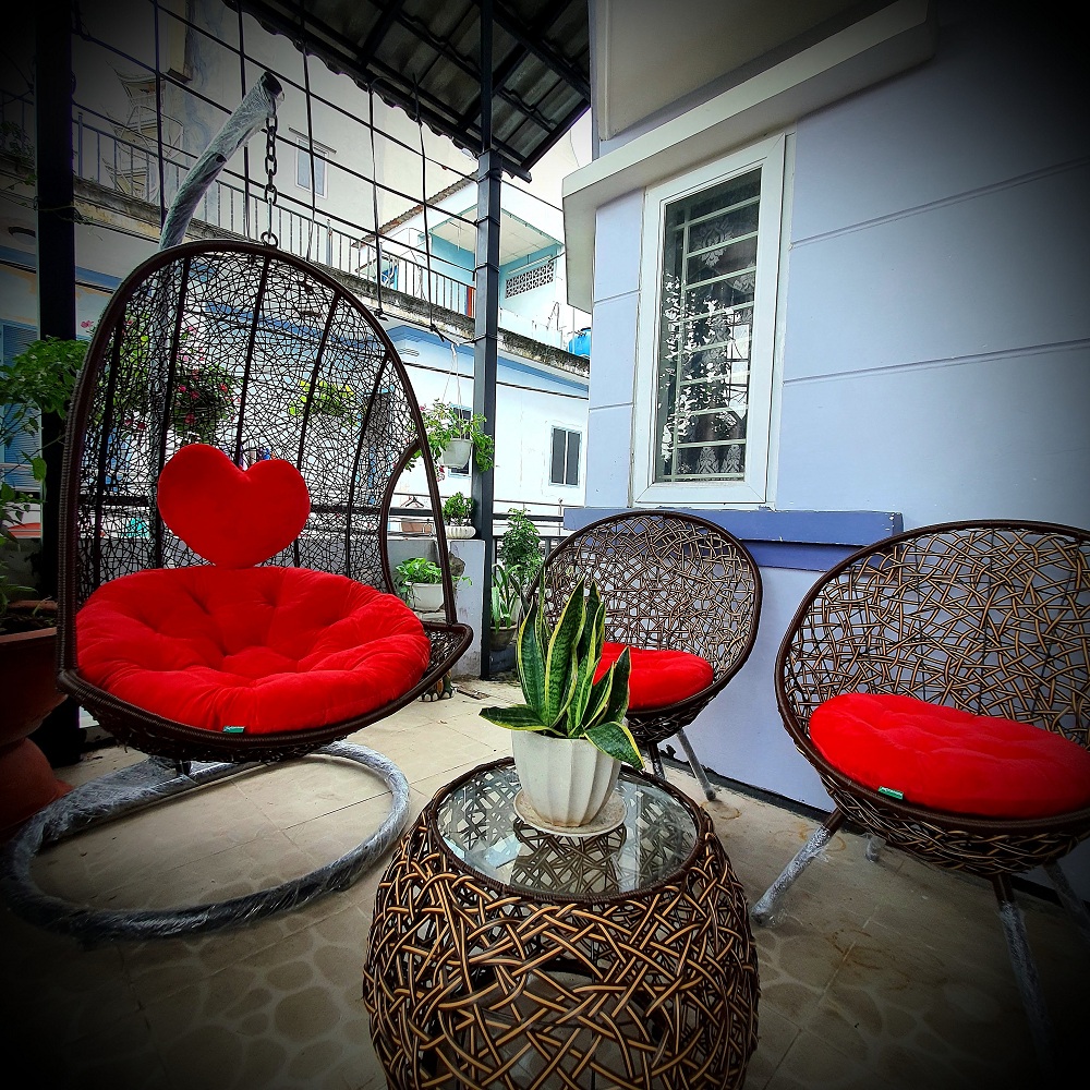 Hình ảnh Bộ bàn ghế sân vườn + xích đu NAVICOM - Nệm vải nhung đỏ